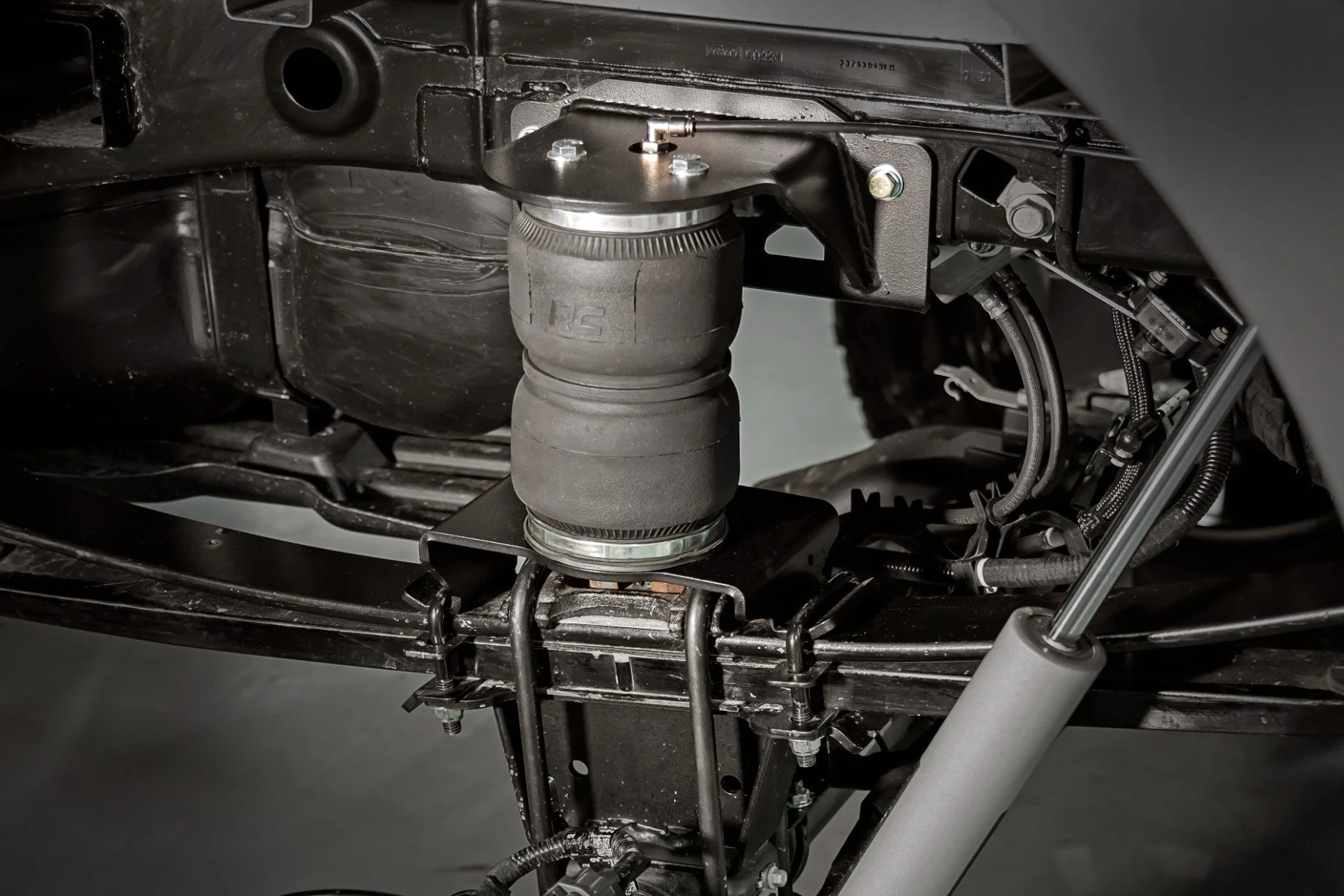 Air Spring Kit w/Compressor | 0-6" Lifts | Ford F-150 4WD | 2021-2022 | Rough Country | 10009C - Image 4