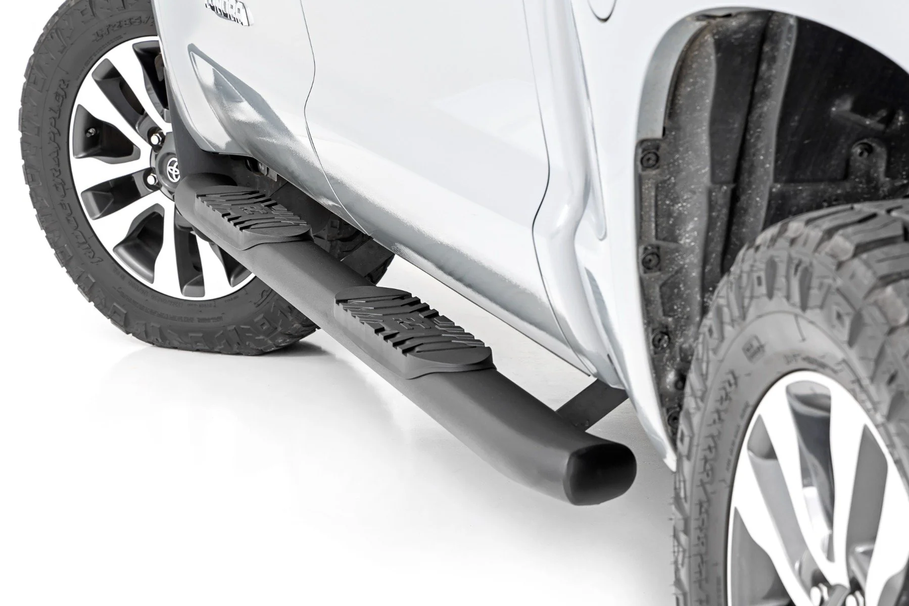 Oval Nerf Step | Crew Cab | Black | Toyota Tundra 2WD/4WD | 2007-2021 | Rough Country | 21009